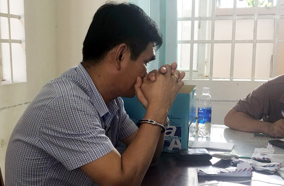 Lê Văn Lý bị bắt quả tang đưa về trụ sở công an