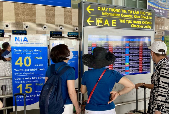 Sân bay Nội Bài chính thức dừng phát loa thông báo chuyến bay từ 30/7, hành khách theo dõi thông tin trên bảng điện tử tại sân bay