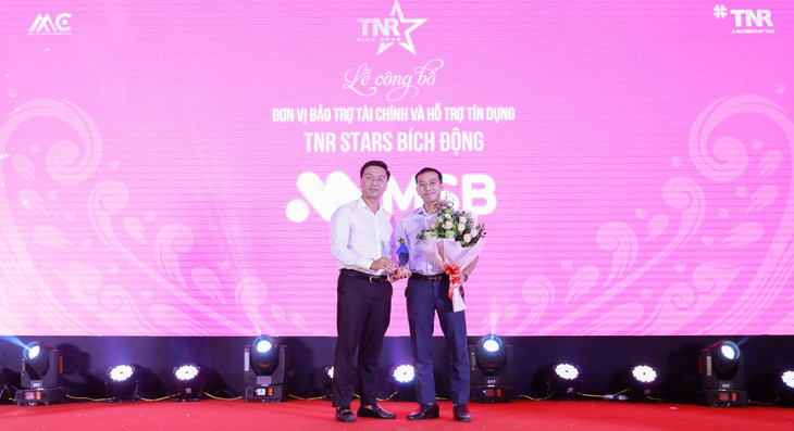 Đại diện chủ đầu tư trao biểu trưng cho đơn vị bảo trợ tài chính cho dự án – Ngân hàng TMCP Hàng Hải (MSB) Đại diện chủ đầu tư trao biểu trưng cho đơn vị bảo trợ tài chính cho dự án – Ngân hàng TMCP Hàng Hải (MSB)