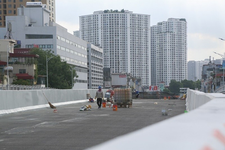 Đội ngũ công nhân hoàn thành công tác sơn các đoạn lan can cuối cùng