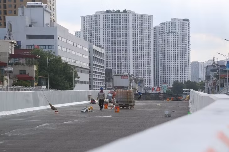 Đội ngũ công nhân hoàn thành công tác sơn các đoạn lan can cuối cùng