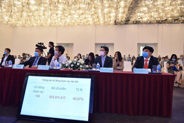 Tính đến 9 giờ 37 phút, tỷ lệ tham dự chỉ đạt 42,57% tổng số cổ phần có quyền biểu quyết nên Eximbank buộc phải tuyên bố hoãn đại hội