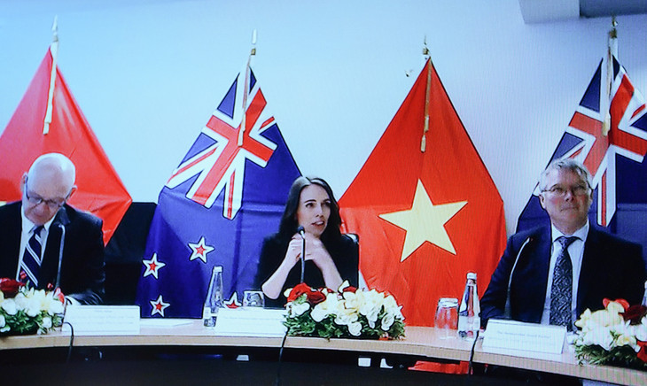 Thủ tướng New Zealand Jacinda Ardern và một số thành viên Chính phủ tại đầu cầu Wellington. Ảnh: VGP