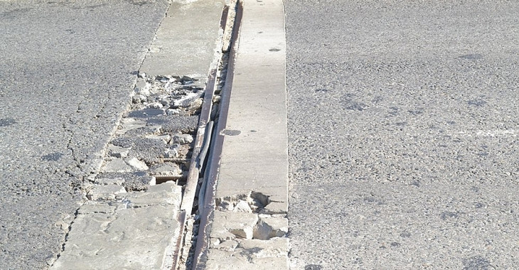 Khe co giãn bong tróc trong thời gian dài không được sửa chữa.