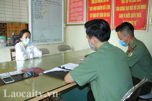 Lực lượng chức năng lấy lời khai đối tượng người Trung Quốc nhập cảnh trái phép. (Ảnh: Công an tỉnh Lào Cai)