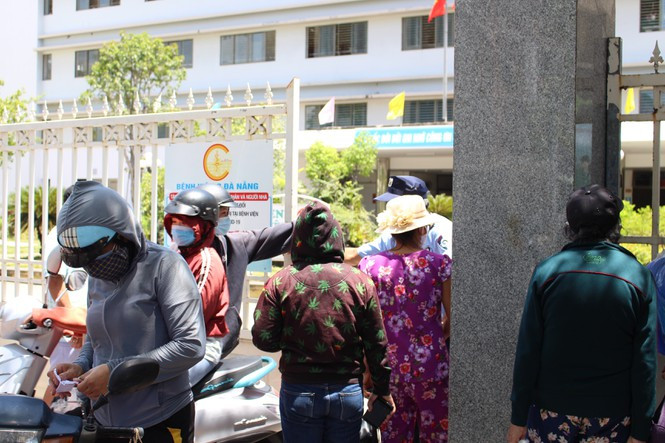 Hiện, 50 trường hợp là nhân viên y tế và bệnh nhân có tiếp xúc gần với bệnh nhân D đã được cách ly. Ngoài ra, khoảng 100 mẫu phẩm đã được xét nghiệm, kết quả âm tính với SARS - CoV-2.