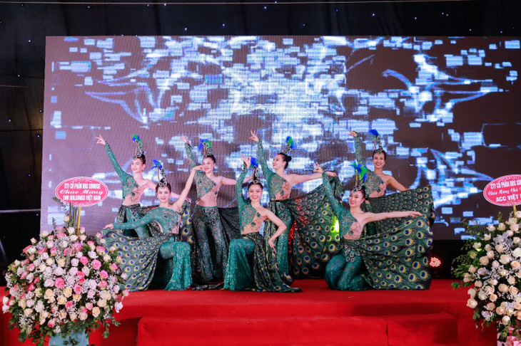 Tiết mục “Múa công” khai mạc chương trình do nhóm múa Grammy biểu diễn Tiết mục “Múa công” khai mạc chương trình do nhóm múa Grammy biểu diễn