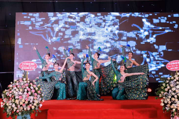 Tiết mục “Múa công” khai mạc chương trình do nhóm múa Grammy biểu diễn Tiết mục “Múa công” khai mạc chương trình do nhóm múa Grammy biểu diễn