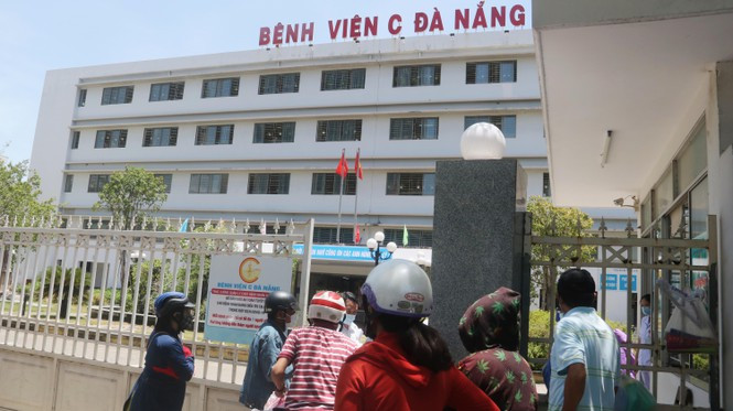 Người nhà bệnh nhân không được vào bệnh viện C để kiểm soát lây lan. Bệnh viện C Đà Nẵng cũng tạm ngừng tiếp nhận bệnh nhân mới.