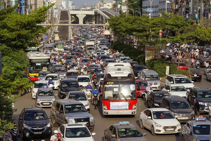 Dự kiến, tuyến đường Vành đai 2 trên cao đoạn Ngã Tư Vọng - Ngã Tư Sở sẽ được thông xe đúng dịp Quốc khánh (2/9) tới. Sau khi đưa vào khai thác, tuyến đường được kỳ vọng sẽ xóa bỏ cảnh ùn tắc kéo dài xuất hiện thường xuyên trên tuyến đường Trường Chinh