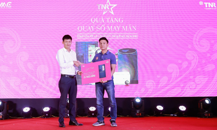 Trao quà cho người may mắn nhất chương trình với giải thưởng trị giá 25 triệu đồng trong bộ giải thưởng trị giá 85 triệu đồng của chương trình. Trao quà cho người may mắn nhất chương trình với giải thưởng trị giá 25 triệu đồng trong bộ giải thưởng trị giá 85 triệu đồng của chương trình.