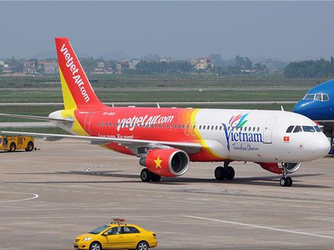 Đại sứ quán Việt Nam tại Singapore và hãng Hàng không VietJet đã phối hợp đưa hơn 240 công dân Việt Nam từ Singapore về nước