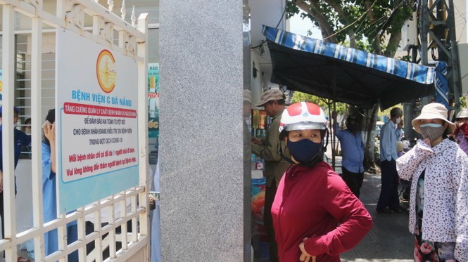 Nhiều người nhà của bệnh nhân tỏ ra hoang mang lo lắng đứng trước bệnh viện C Đà Nẵng.