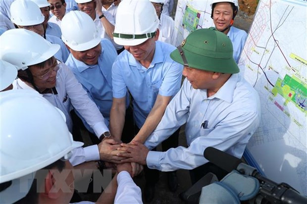 Lãnh đạo tỉnh Đồng Nai và các đơn vị thực hiện cam kết với Thủ tướng Nguyễn Xuân Phúc thực hiện dự án đúng tiến độ. Ảnh: TTXVN