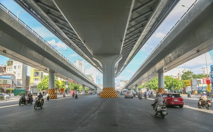 Cùng với đoạn đường trên cao đang hoàn thiện, phần nền đường dưới thấp đoạn Nga Tư Sở - Ngã Tư Vọng cũng được duy tu, nâng cấp rất khang trang