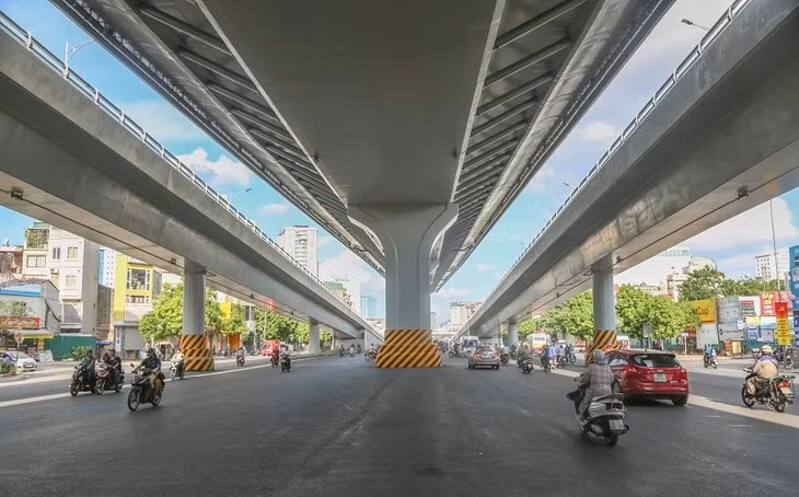 Cùng với đoạn đường trên cao đang hoàn thiện, phần nền đường dưới thấp đoạn Nga Tư Sở - Ngã Tư Vọng cũng được duy tu, nâng cấp rất khang trang