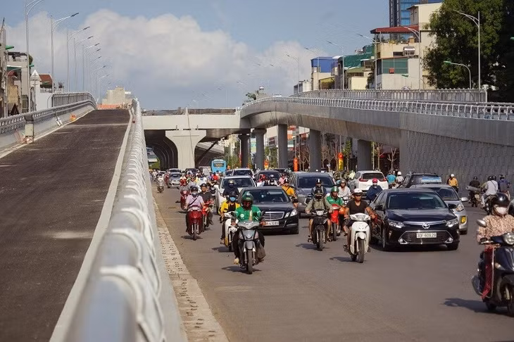 Sau hơn 2 năm thi công (từ tháng 4/2018), hiện phần đường trên cao đoạn Ngã Tư Vọng - Ngã Tư Sở đã sắp hoàn thành. Các hạng mục chính: gồm cầu chính (mặt cắt ngang tuyến đường bộ trên cao B = 19,00m) và cầu dẫn (B = 7,00m)