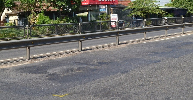 Nhiều điểm cắt vá nham nhở, đã hư hỏng trở lại.