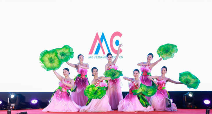 Tiết mục múa Sen Hồng do nhóm múa Grammy biểu diễn. Tiết mục múa Sen Hồng do nhóm múa Grammy biểu diễn.