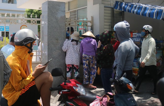 Nhiều người dân mang thức ăn nhờ nhân viên bảo vệ mang vào cho người nhà đang chữa trị tại bệnh viện.