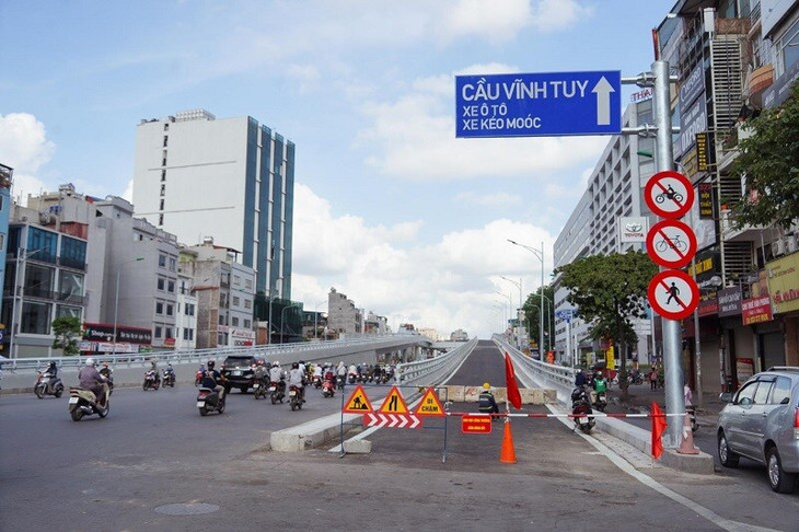 Tuyến đường bộ trên cao dọc đường Vành đai 2, đoạn từ cầu Vĩnh Tuy đến Ngã Tư Sở là đoạn tuyến thuộc Dự án đầu xây dựng tuyến đường bộ trên cao dọc đường Vành đai 2 đoạn từ cầu Vĩnh Tuy đến Ngã Tư Sở, kết hợp với mở rộng theo quy hoạch phần đi bằng đoạn từ Vĩnh Tuy đến Ngã Tư Vọng theo hình thức BT