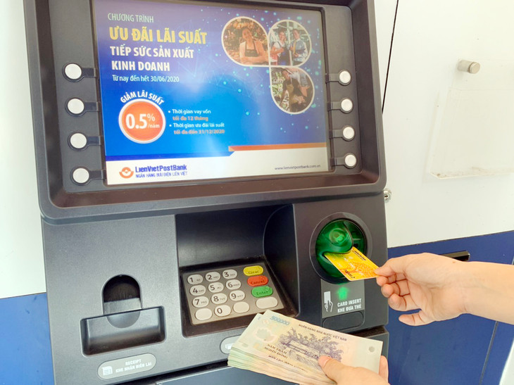 Nhận lương hưu, trợ cấp BHXH và BHTN qua tài khoản thẻ ATM mang lại nhiều tiện ích