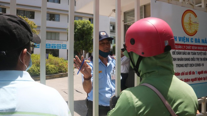 Nhân viên bảo vệ bệnh viện C Đà Nẵng giải thích cho người nhà bệnh nhân không phải mang đồ ăn đến bệnh viện, vì bệnh viện đã bố trí và đảm bảo bữa ăn cho những người phải cách ly tại chỗ.