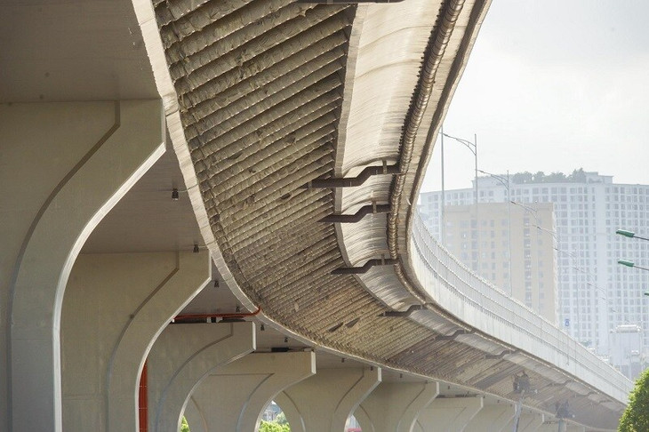 Đây cũng là dự án đường trên cao đầu tiên ở Hà Nội sử dụng công nghệ thi công cầu bê-tông cốt thép trên đà giáo di động, đổ dầm trực tiếp và không phải vận chuyển dầm bê-tông bằng xe hạng nặng tới công trình