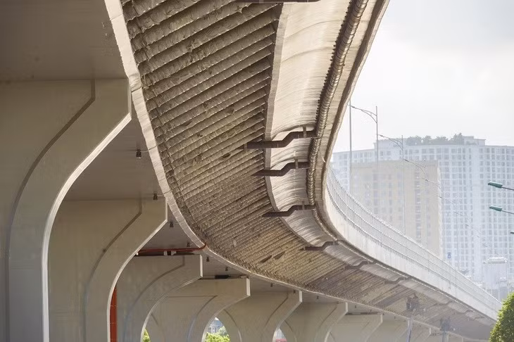 Đây cũng là dự án đường trên cao đầu tiên ở Hà Nội sử dụng công nghệ thi công cầu bê-tông cốt thép trên đà giáo di động, đổ dầm trực tiếp và không phải vận chuyển dầm bê-tông bằng xe hạng nặng tới công trình