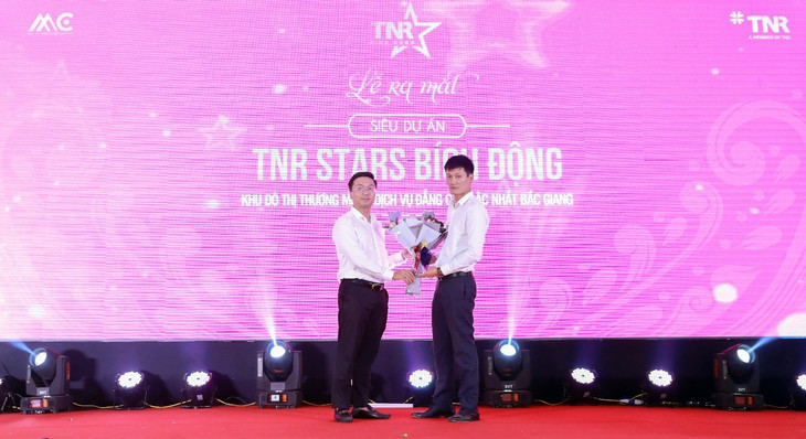 Đại diện chủ đầu tư trao biểu trưng Đơn vị Quản lý và phát triển concept dự án cho TNR Holdings Vietnam (thành viên của TNG Holdings Vietnam) Đại diện chủ đầu tư trao biểu trưng Đơn vị Quản lý và phát triển concept dự án cho TNR Holdings Vietnam (thành viên của TNG Holdings Vietnam)