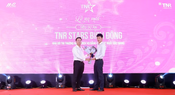Đại diện chủ đầu tư trao biểu trưng Đơn vị Quản lý và phát triển concept dự án cho TNR Holdings Vietnam (thành viên của TNG Holdings Vietnam) Đại diện chủ đầu tư trao biểu trưng Đơn vị Quản lý và phát triển concept dự án cho TNR Holdings Vietnam (thành viên của TNG Holdings Vietnam)