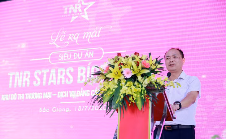 Đại diện chính quyền, ông Nguyễn Văn Phương, Phó chủ tịch thường trực UBND huyện Việt Yên phát biểu chia sẻ thông tin về dự án và huyện Việt Yên. Đại diện chính quyền, ông Nguyễn Văn Phương, Phó chủ tịch thường trực UBND huyện Việt Yên phát biểu chia sẻ thông tin về dự án và huyện Việt Yên.