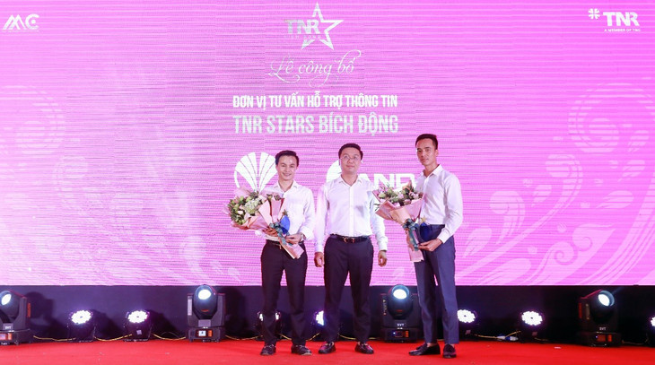 Đại diện chủ đầu tư trao biểu trưng cho đơn vị tư vấn thông tin. Đại diện chủ đầu tư trao biểu trưng cho đơn vị tư vấn thông tin.