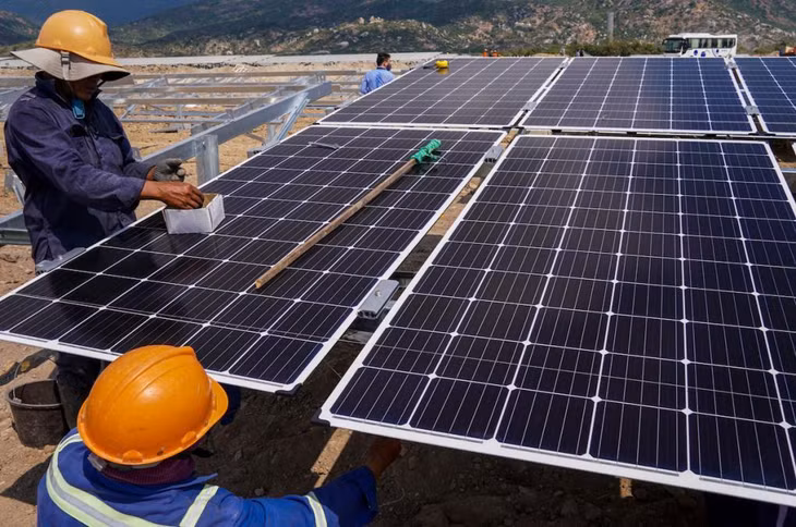 Công nhân vệ sinh các tấm pin tại một dự án điện mặt trời tại tỉnh Ninh Thuận.