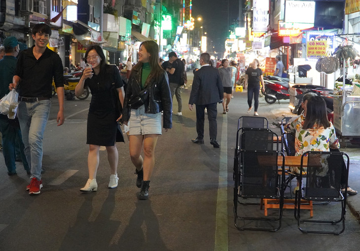 Khách đến tham quan phố ẩm thực Nguyễn Thượng Hiền