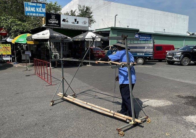 Trung tâm đăng kiểm trên đường Hồng Hà, quận Tân Bình, đóng rào ngưng nhận ô tô do quá tải