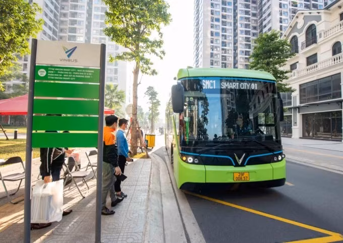 Xe buýt điện trên đường phố Hà Nội