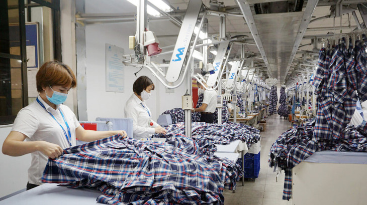 Công nhân Tổng công ty May 10 trong xưởng sản xuất áo sơ mi