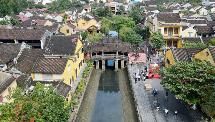 Chùa Cầu bắc qua con lạch nhỏ trong phố cổ Hội An Chùa Cầu bắc qua con lạch nhỏ trong phố cổ Hội An