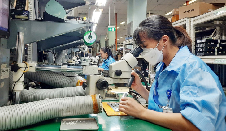 Công nhân làm việc trong Khu công nghệ cao TP.HCM