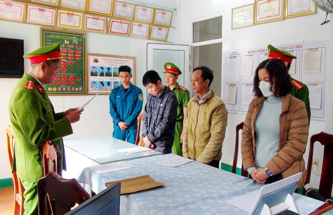 Cảnh sát đọc lệnh bắt với bị can Quốc, Thuận và Thủy (từ trái qua). Cảnh sát đọc lệnh bắt với bị can Quốc, Thuận và Thủy (từ trái qua).