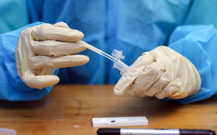 Nhân viên y tế lấy mẫu xét nghiệm Covid-19 tại TP.HCM