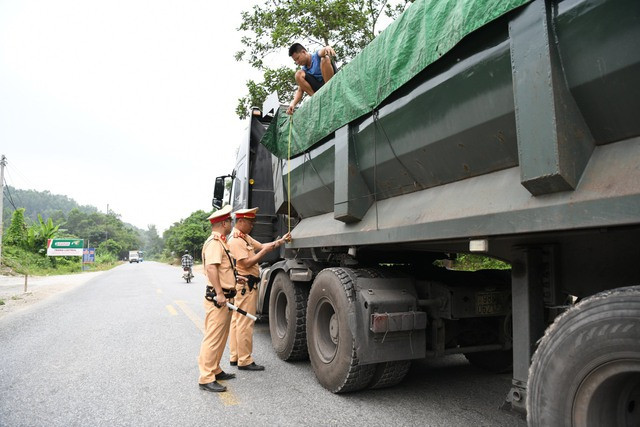 Lực lượng CSGT trên khắp cả nước xử lý hơn 2,8 triệu trường hợp vi phạm trật tự ATGT trong năm 2022. Lực lượng CSGT trên khắp cả nước xử lý hơn 2,8 triệu trường hợp vi phạm trật tự ATGT trong năm 2022.