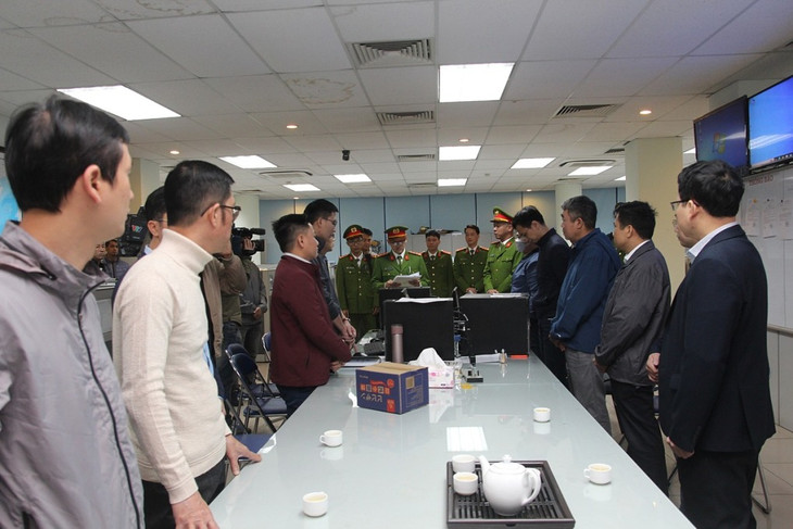 Cảnh sát đọc lệnh khám xét tại Cục Đăng kiểm Việt Nam Cảnh sát đọc lệnh khám xét tại Cục Đăng kiểm Việt Nam