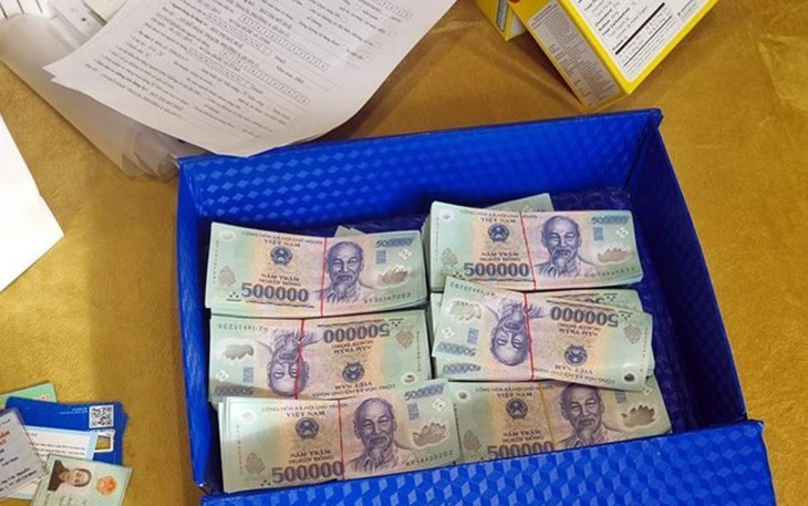 Tang vật tiền giả bị cơ quan điều tra thu giữ.