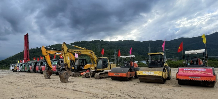 Thiết bị được nhà thầu tập kết sẵn sàng thi công