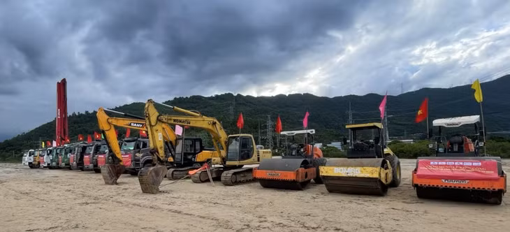 Thiết bị được nhà thầu tập kết sẵn sàng thi công