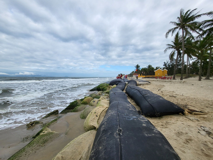 Kè mềm được triển khai thí điểm chống xói lở một đoạn bờ biển Hội An. Ảnh: Hà Minh