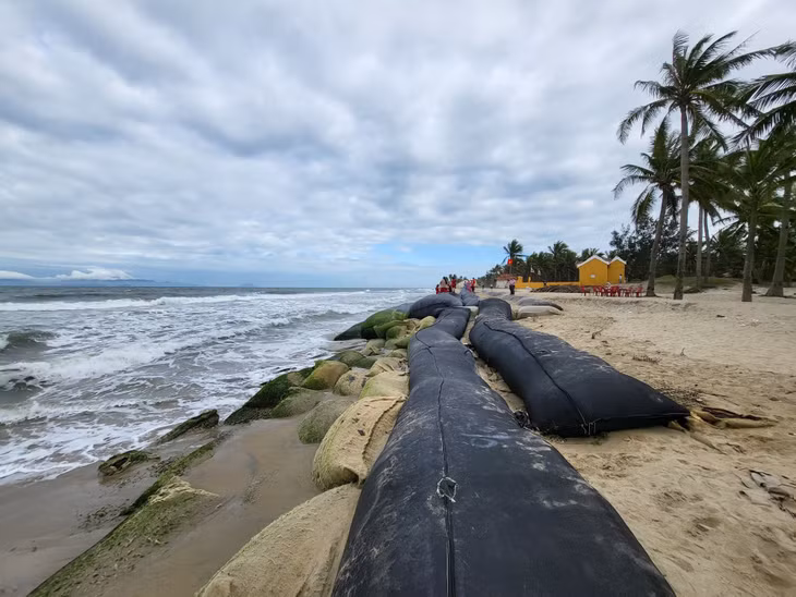 Kè mềm được triển khai thí điểm chống xói lở một đoạn bờ biển Hội An. Ảnh: Hà Minh