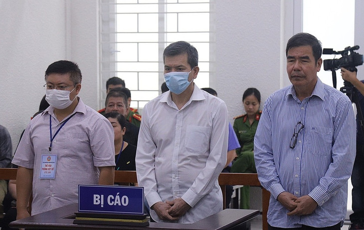 Từ trái qua, bị cáo Hiệp, Hoàng và Tấn nghe tuyên án ngày 30/9